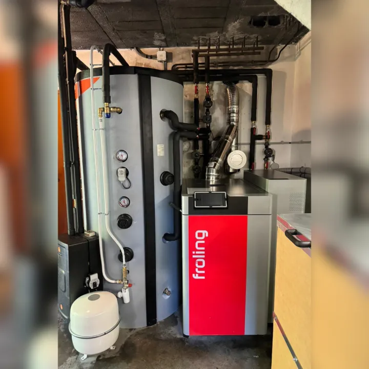 Chaudière biomasse à granulés avec chauffe-eau solaire individuel installés par Alpes Chauffage Confort.