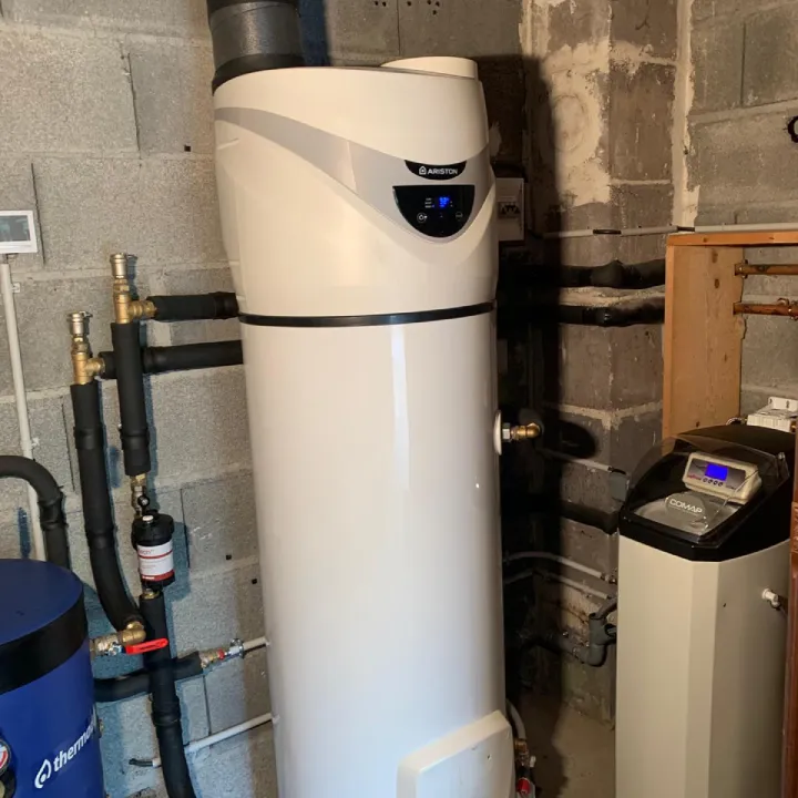 Chauffe-eau thermodynamique et adoucisseur installés par Alpes Chauffage Confort.