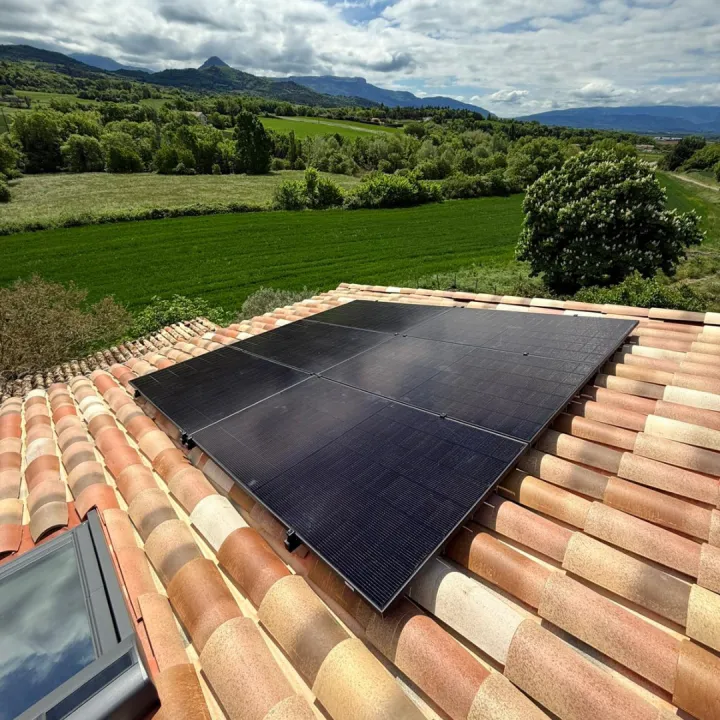 Installation de panneaux solaires photovoltaïques 3 kWc sur le toit d’une maison par Alpes Chauffage Confort.