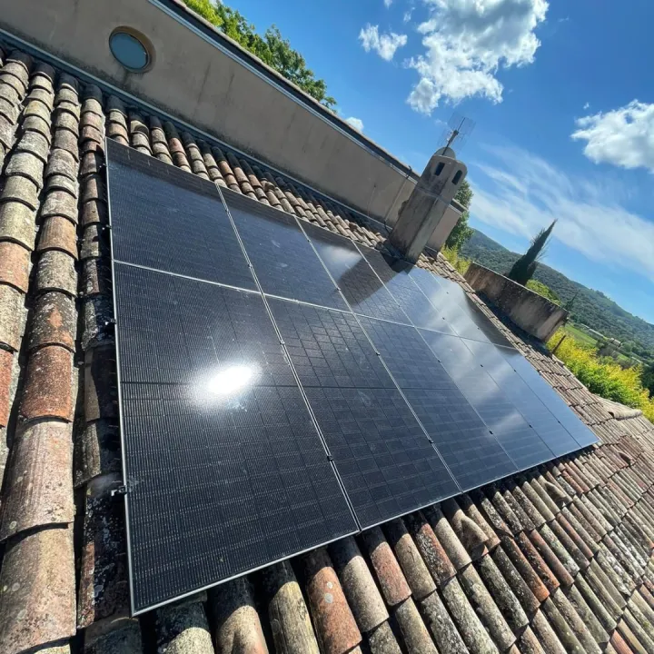 Installation de panneaux solaires photovoltaïques 6 kWc sur le toit d’une maison par Alpes Chauffage Confort.