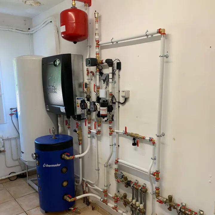 Installation d’une pompe à chaleur air-eau par Alpes Chauffage Confort.