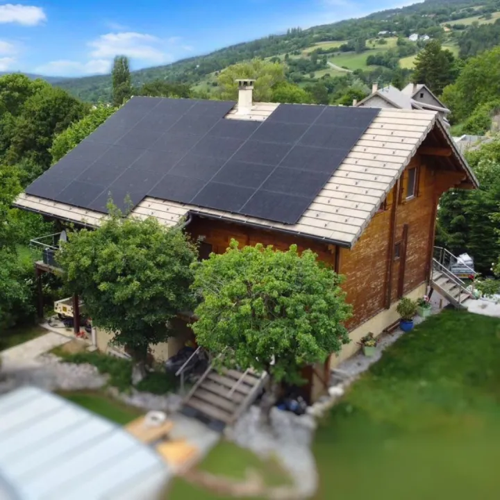Maison équipée de panneaux solaires photovoltaïques 16 kWc sur le toit, installation Alpes Chauffage Confort.