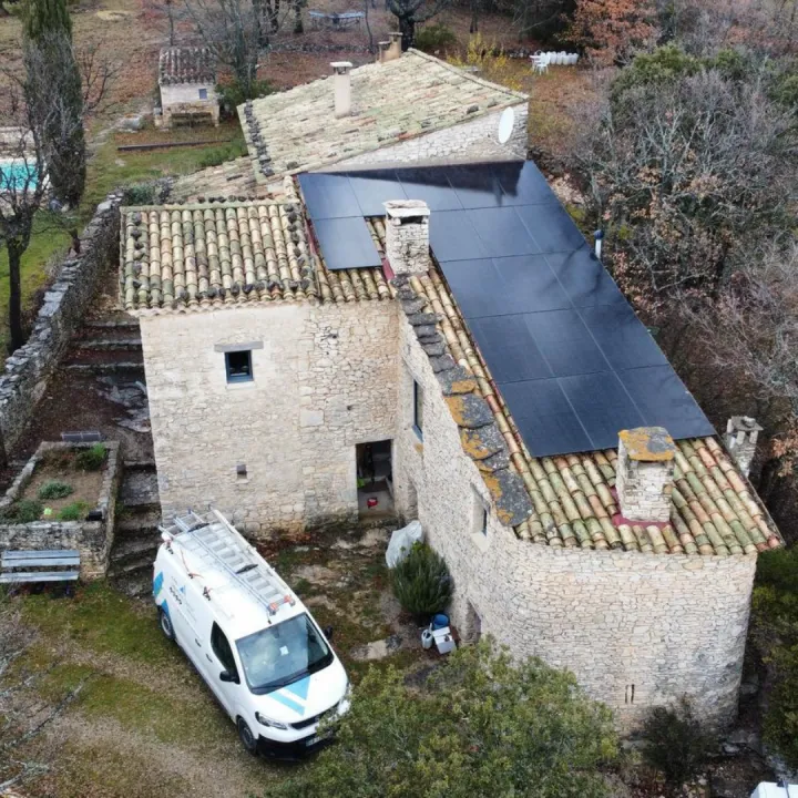 Maison vue par drone équipée de panneaux solaires photovoltaïques 9 kWc installés par Alpes Chauffage Confort.