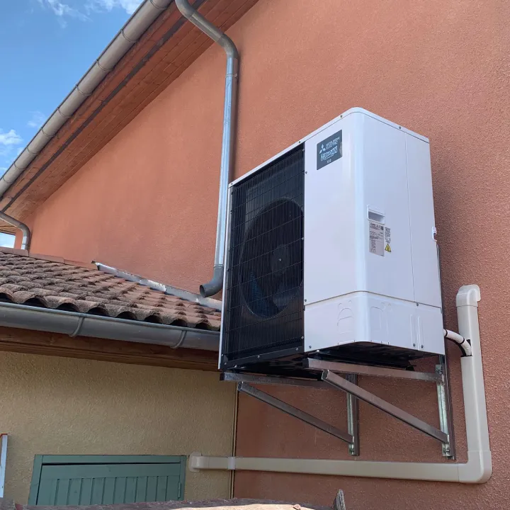 Unité extérieure d’une pompe à chaleur air-eau installée par Alpes Chauffage Confort.