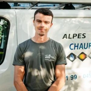 Augustin, technicien poseur chez A2C ENR, intervenant dans les Alpes pour des installations de chauffage, de confort thermique et photovoltaïques à Digne-les-Bains, Gap et Roquefort-les-Pins.