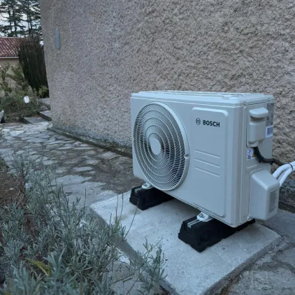 climatisation-unite-exterieure-alpes-chauffage-confort-a2c-enr-chauffage-photovoltaique-digne-les-bains-gap-roquefort-les-pins-04-05-06
