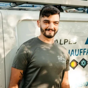 Mathéo, poseur technicien chez A2C ENR, intervenant dans les Alpes pour des installations de chauffage, de confort thermique et photovoltaïques à Digne-les-Bains, Gap et Roquefort-les-Pins.
