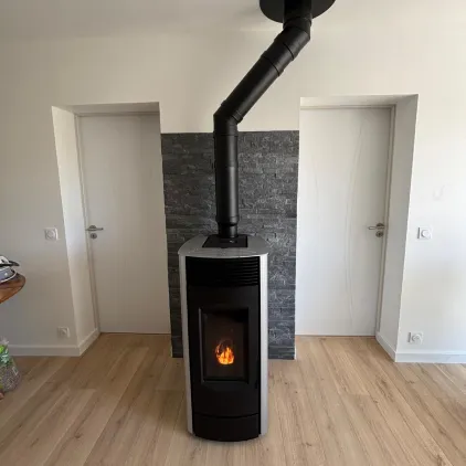 poele-a-granules-alpes-chauffage-confort-a2c-enr-chauffage-photovoltaique-digne-les-bains-gap-roquefort-les-pins-04-05-06