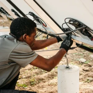 Technicien poseur d’A2C ENR intervenant dans les Alpes pour des installations de chauffage, de confort thermique et photovoltaïques à Digne-les-Bains, Gap et Roquefort-les-Pins.