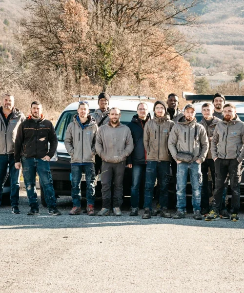 Équipe de l’entreprise A2C ENR posant devant ses véhicules de service dans les Alpes, spécialisée en chauffage, confort thermique et installations photovoltaïques à Digne-les-Bains, Gap et Roquefort-les-Pins.